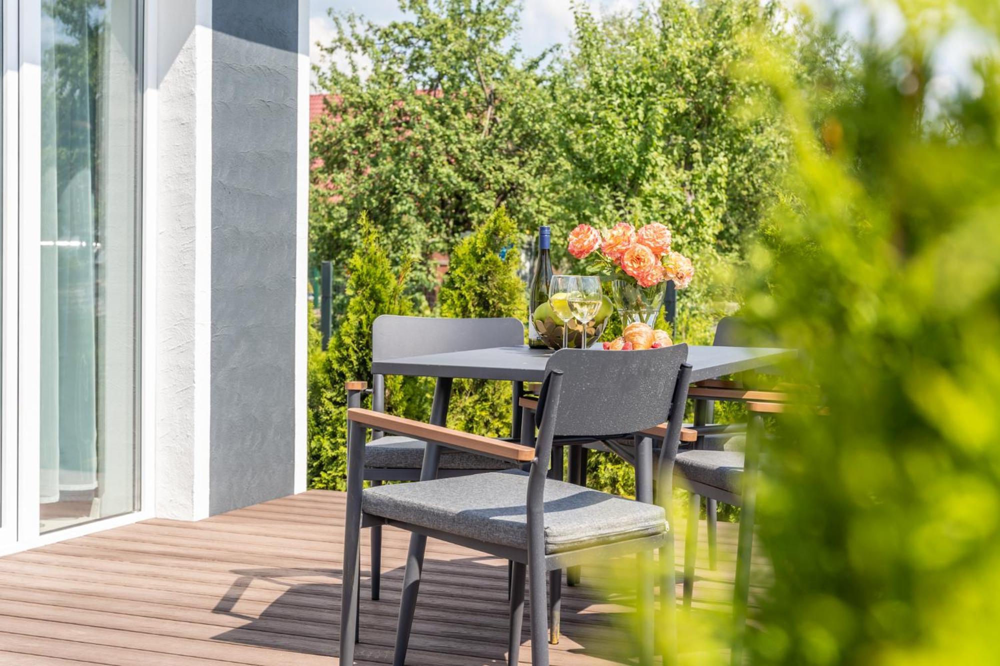 Family Garden Apartments With Free Private Parking & Playground Рига Екстериор снимка